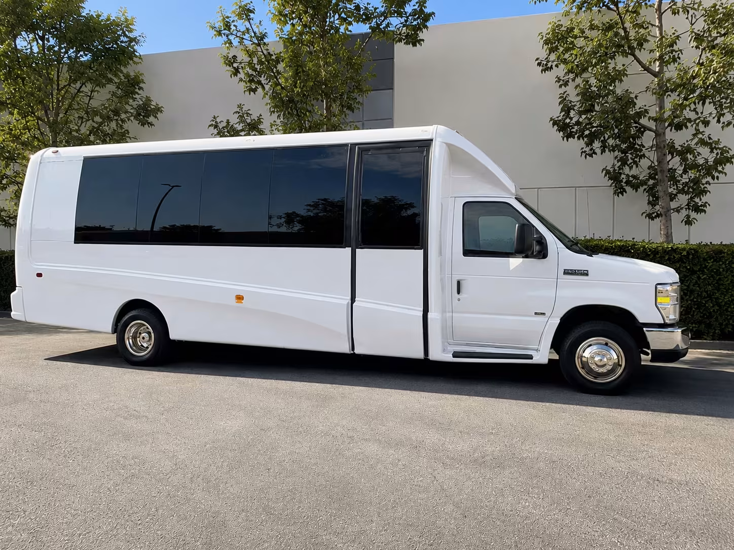 arvada prom minibus rentals for dinners and photo stops